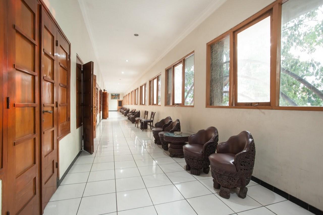 Hotel Reddoorz @ Urip Sumoharjo Surabaya Exterior foto