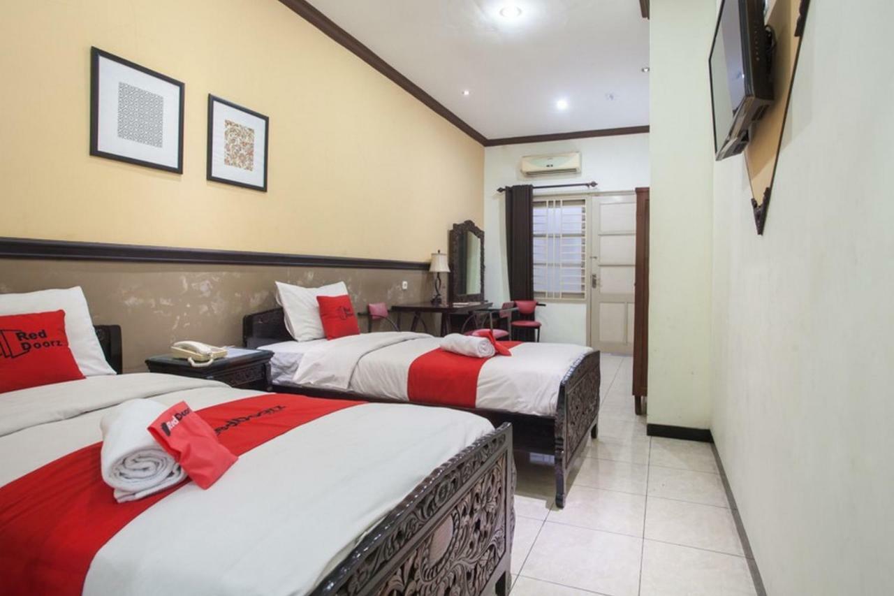 Hotel Reddoorz @ Urip Sumoharjo Surabaya Exterior foto