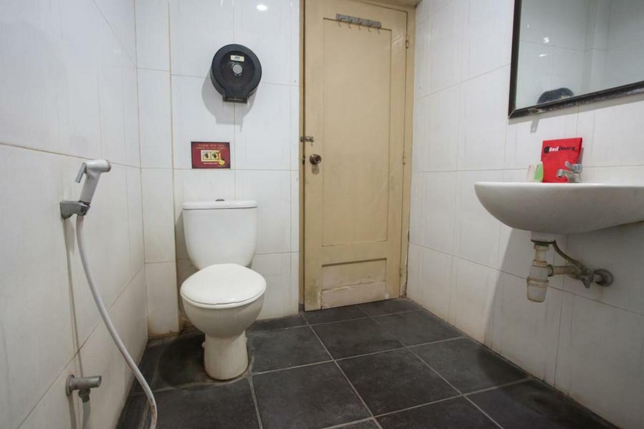Hotel Reddoorz @ Urip Sumoharjo Surabaya Exterior foto