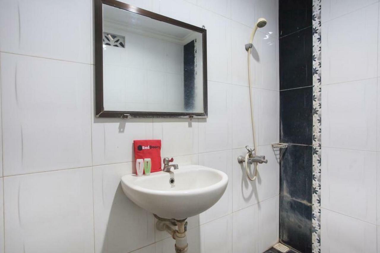 Hotel Reddoorz @ Urip Sumoharjo Surabaya Exterior foto