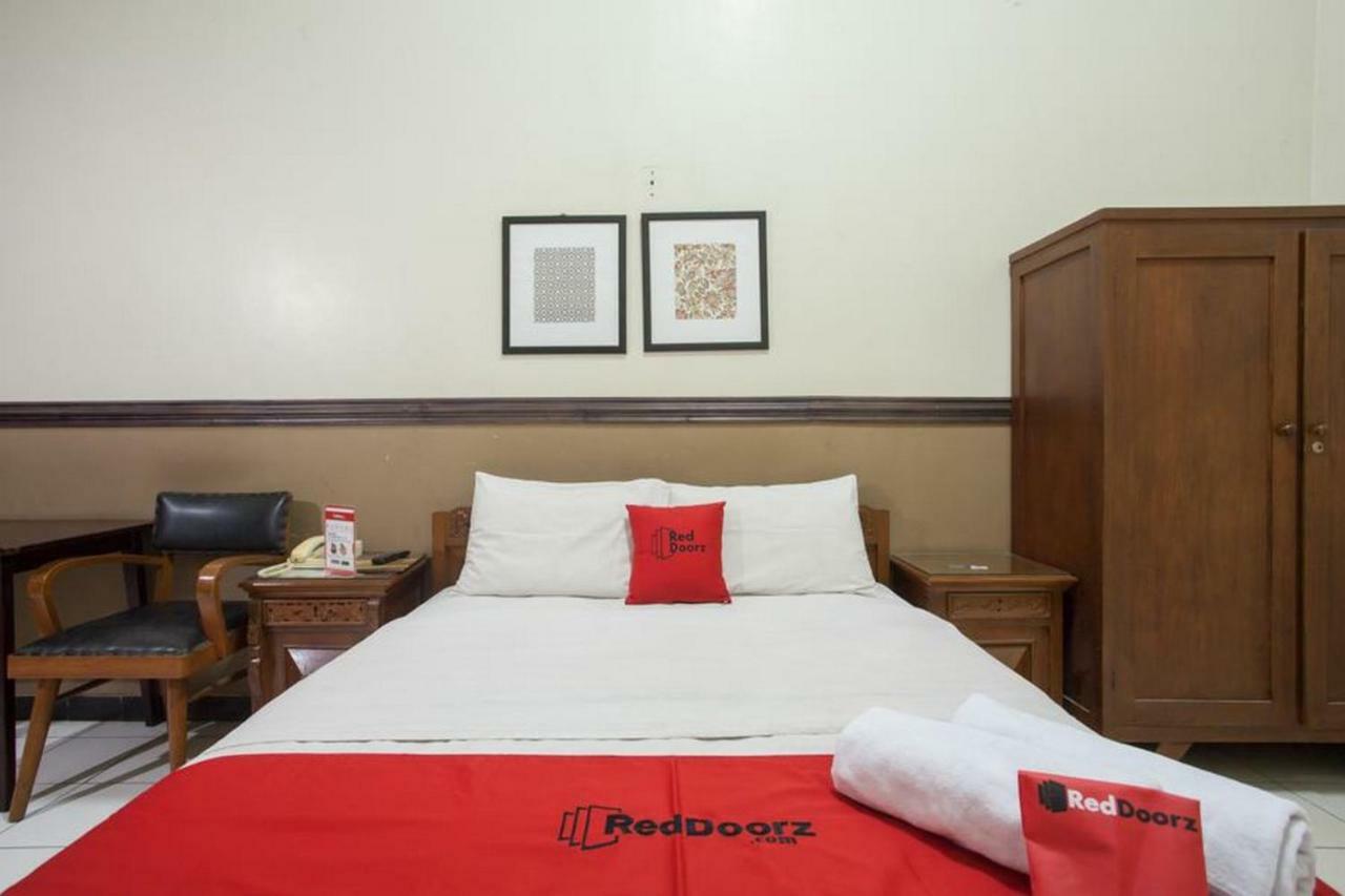Hotel Reddoorz @ Urip Sumoharjo Surabaya Exterior foto
